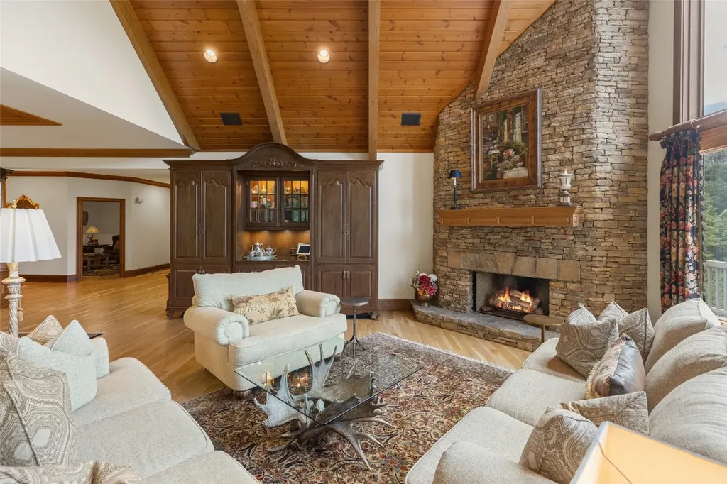 2130 Falcon Ridge Highlands NC 28741