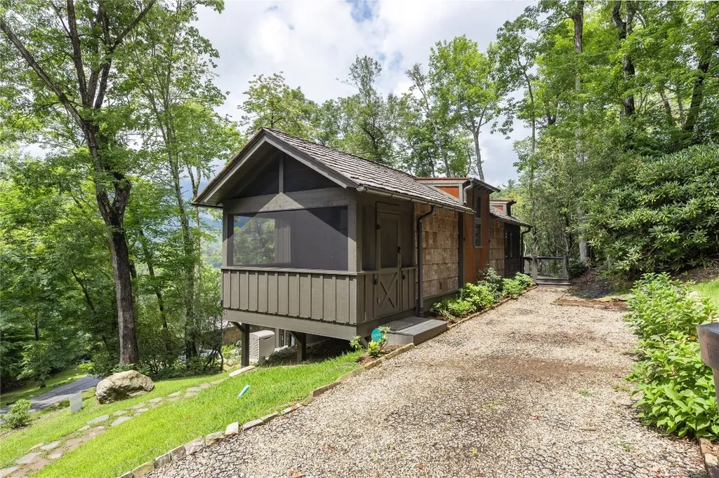 61 Moonstone Loop Highlands NC 28741