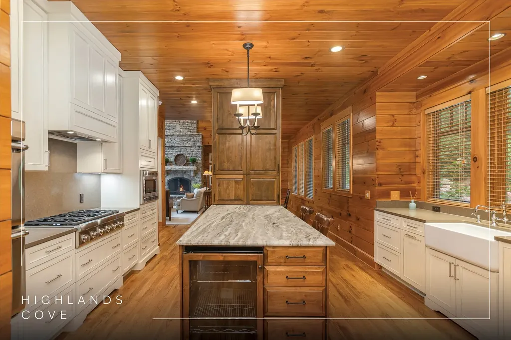 90 Creekwood Court Highlands NC 28741