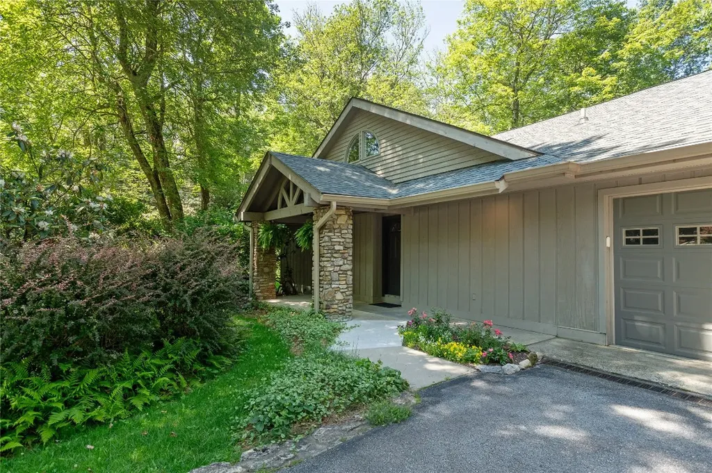 19 Whiteside Mountain Road Highlands NC 28741