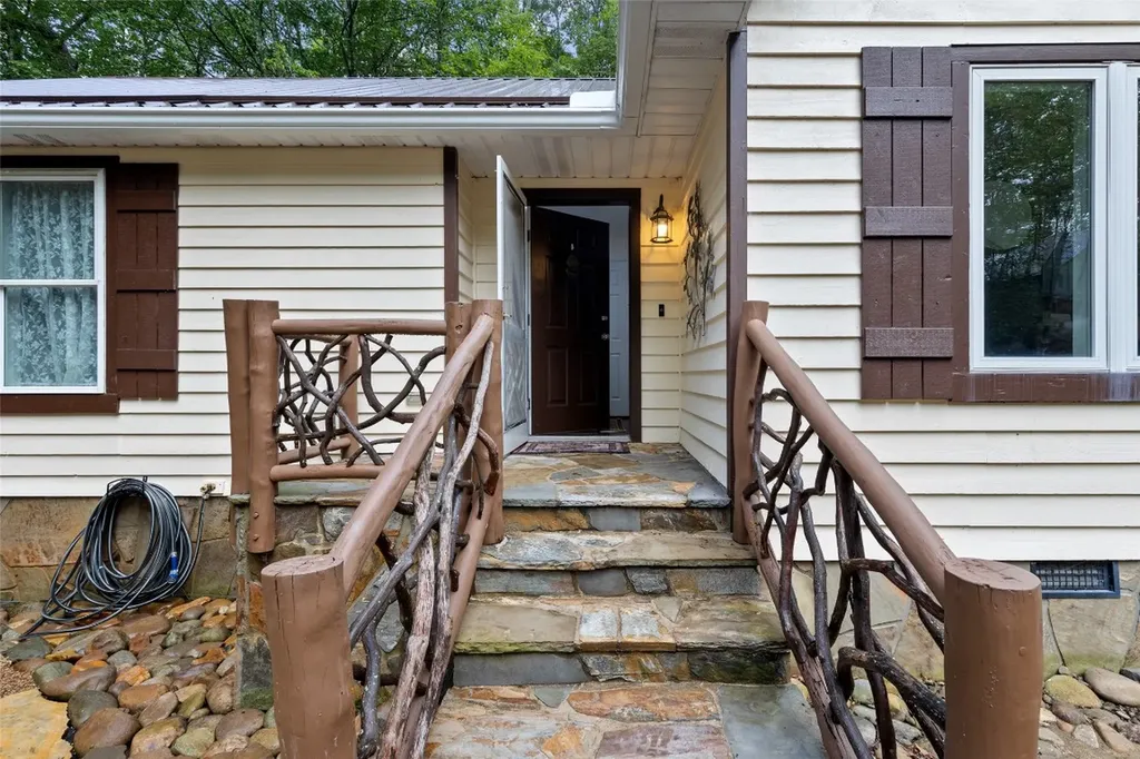 85 Fallen Leaf Lane Highlands NC 28741