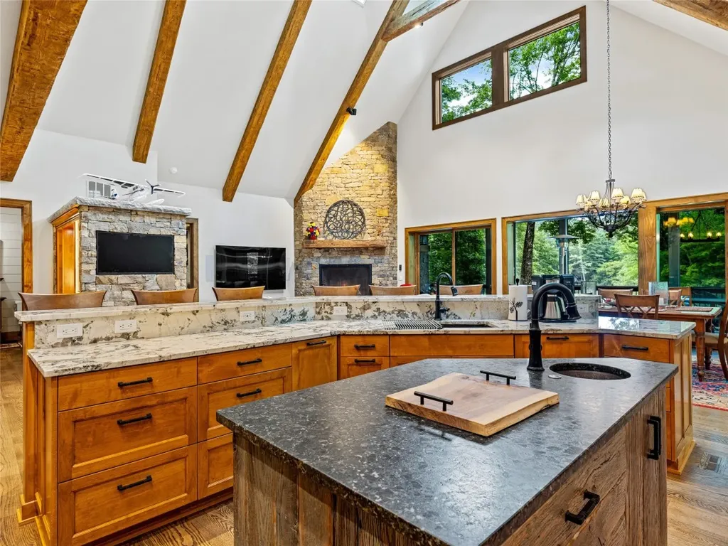 64 Bee Tree Way Lake Toxaway NC 28747