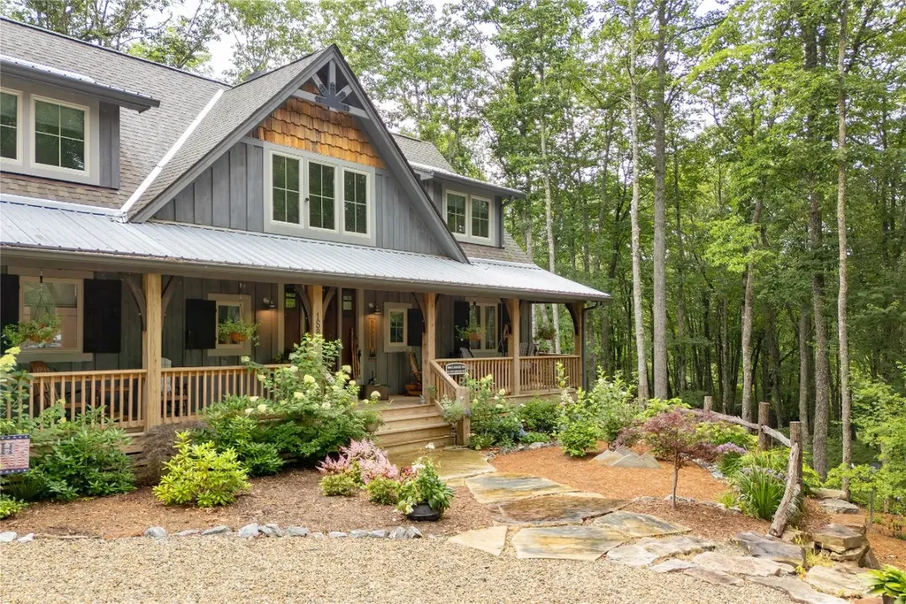 1582 New Settler's Way Glenville NC 28736