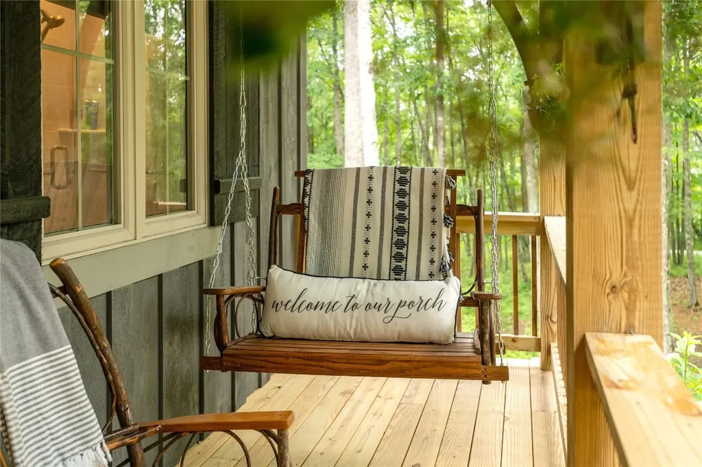 1582 New Settler's Way Glenville NC 28736