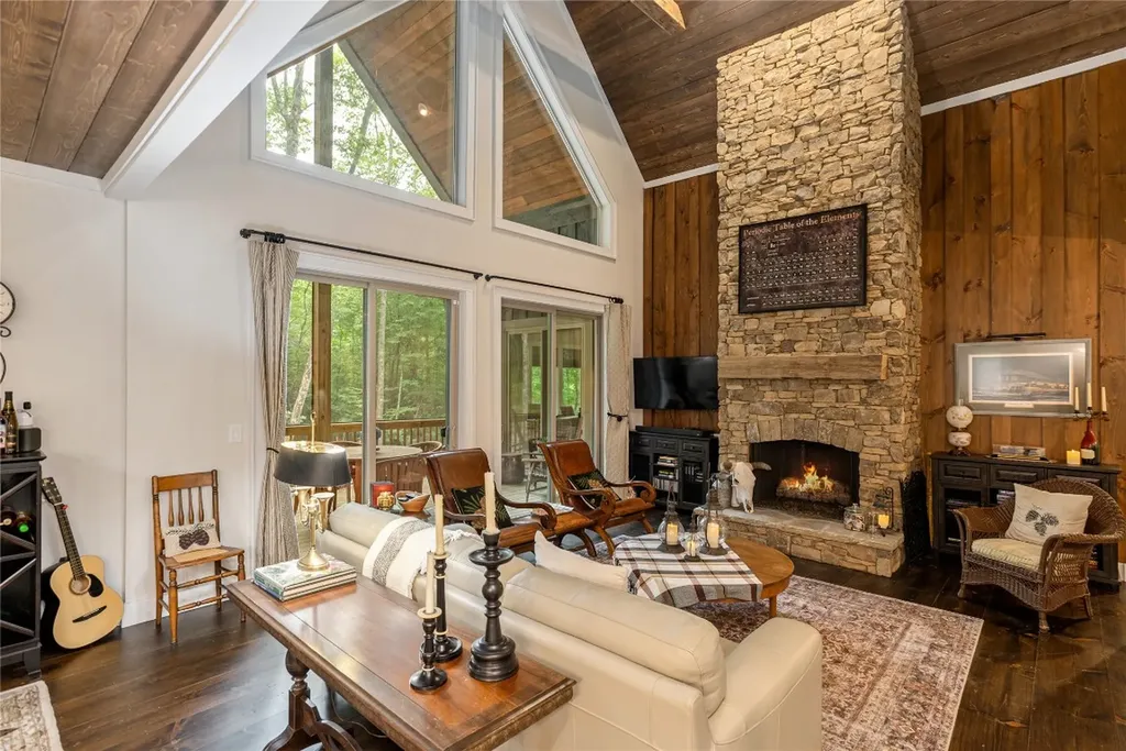 1582 New Settler's Way Glenville NC 28736