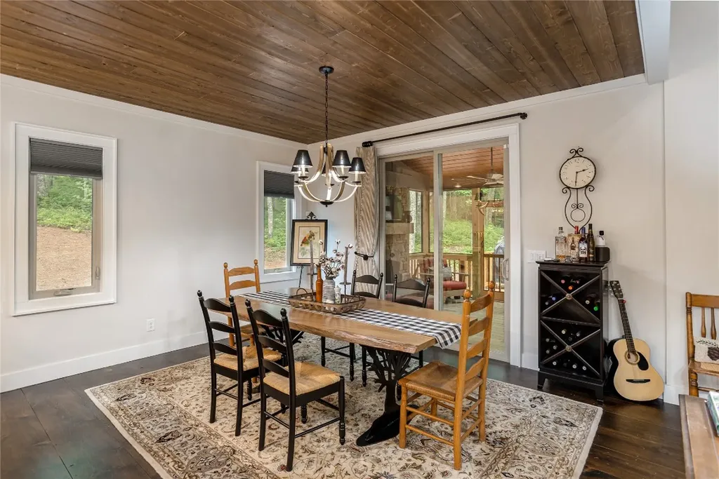 1582 New Settler's Way Glenville NC 28736