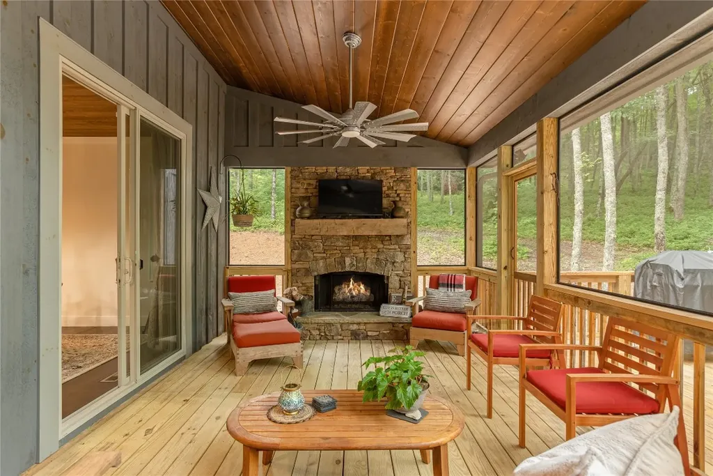 1582 New Settler's Way Glenville NC 28736