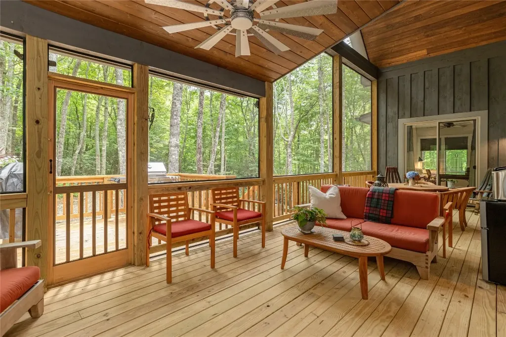 1582 New Settler's Way Glenville NC 28736