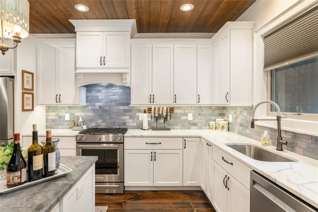 1582 New Settler's Way Glenville NC 28736