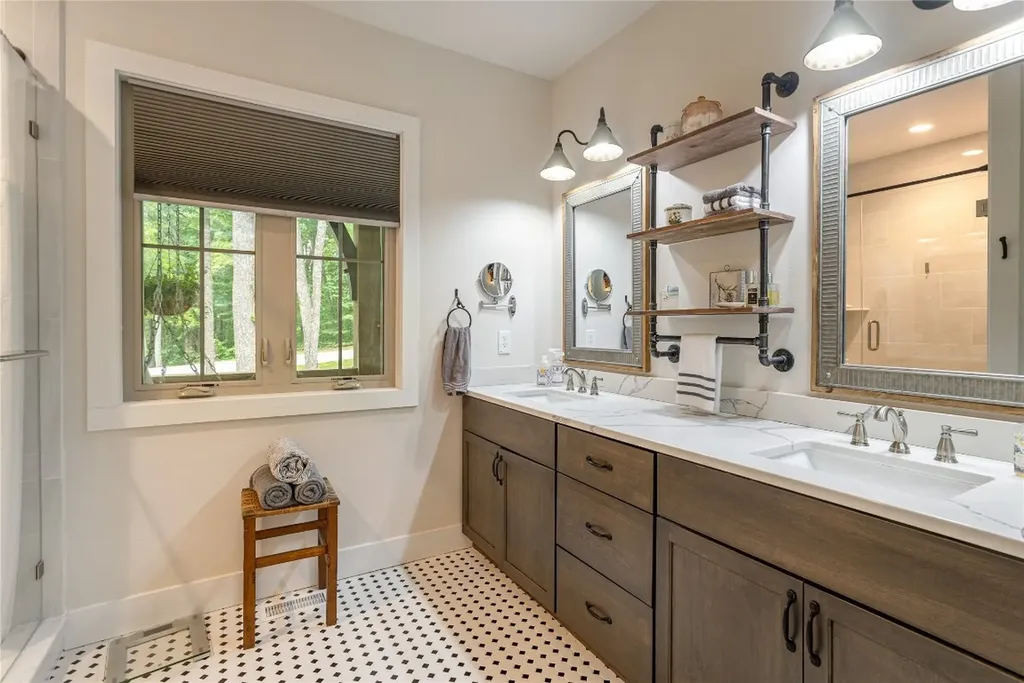 1582 New Settler's Way Glenville NC 28736