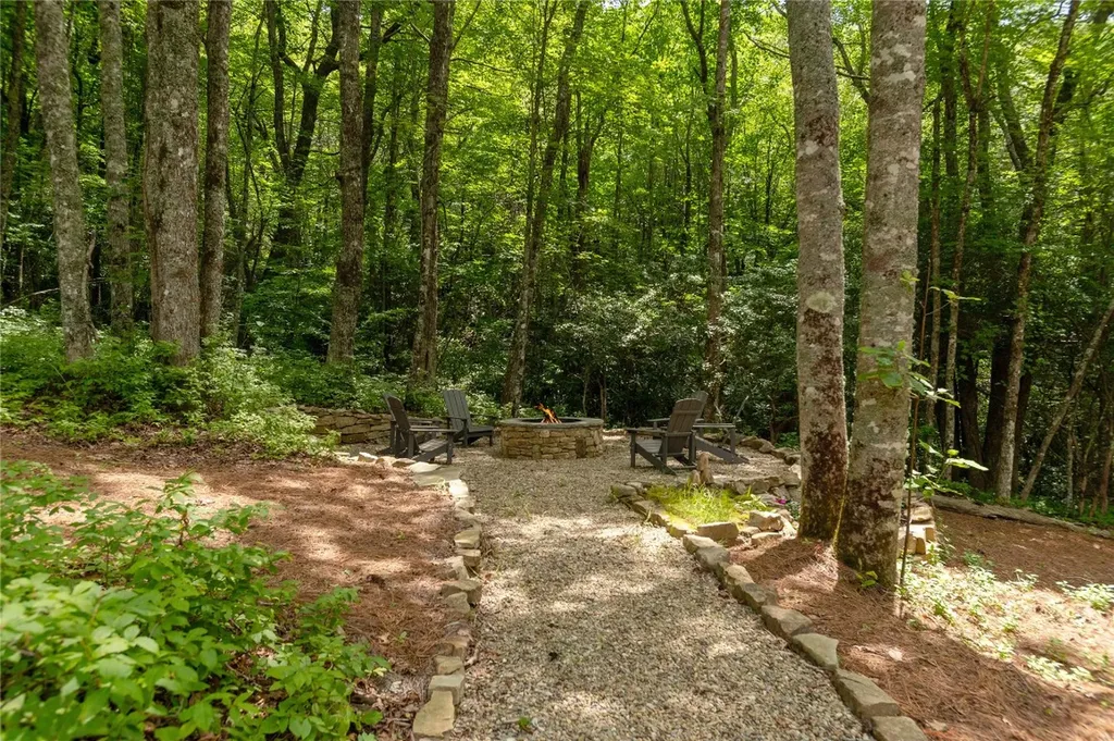 1582 New Settler's Way Glenville NC 28736