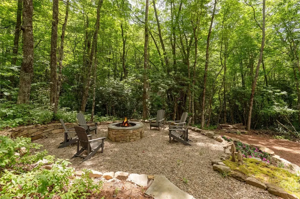 1582 New Settler's Way Glenville NC 28736