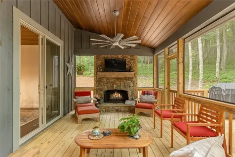 1582 New Settler's Way Glenville NC 28736