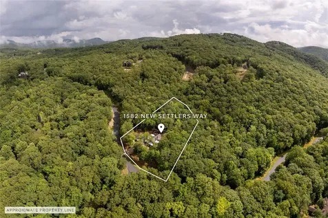 1582 New Settler's Way Glenville NC 28736