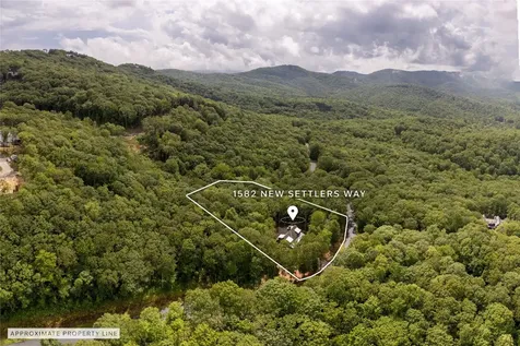 1582 New Settler's Way Glenville NC 28736