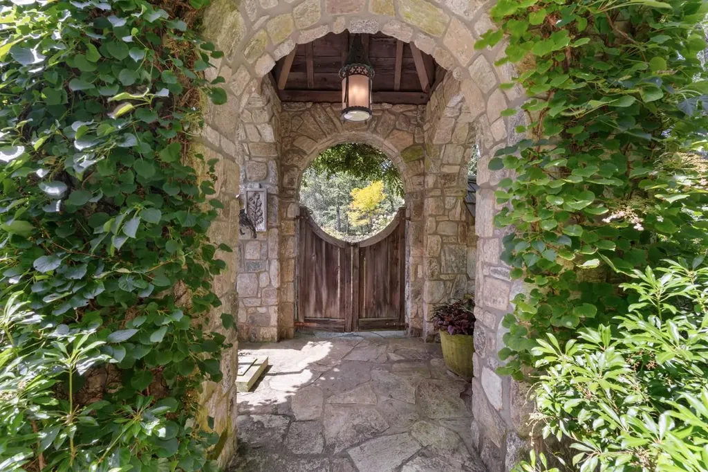 424 Big Bearpen Road Highlands NC 28741