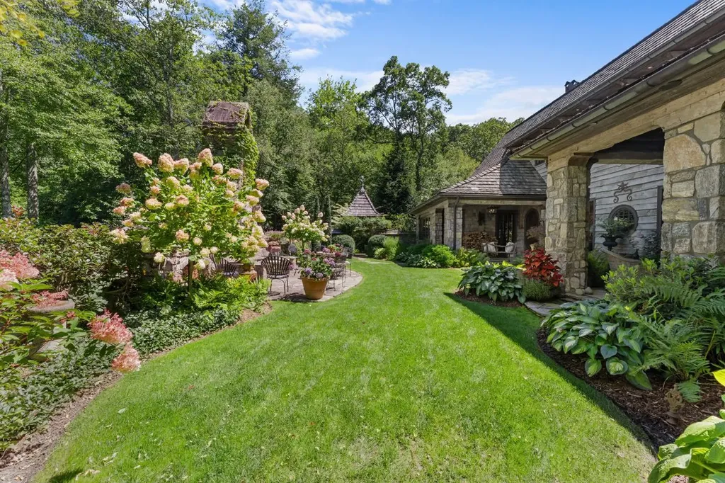 424 Big Bearpen Road Highlands NC 28741