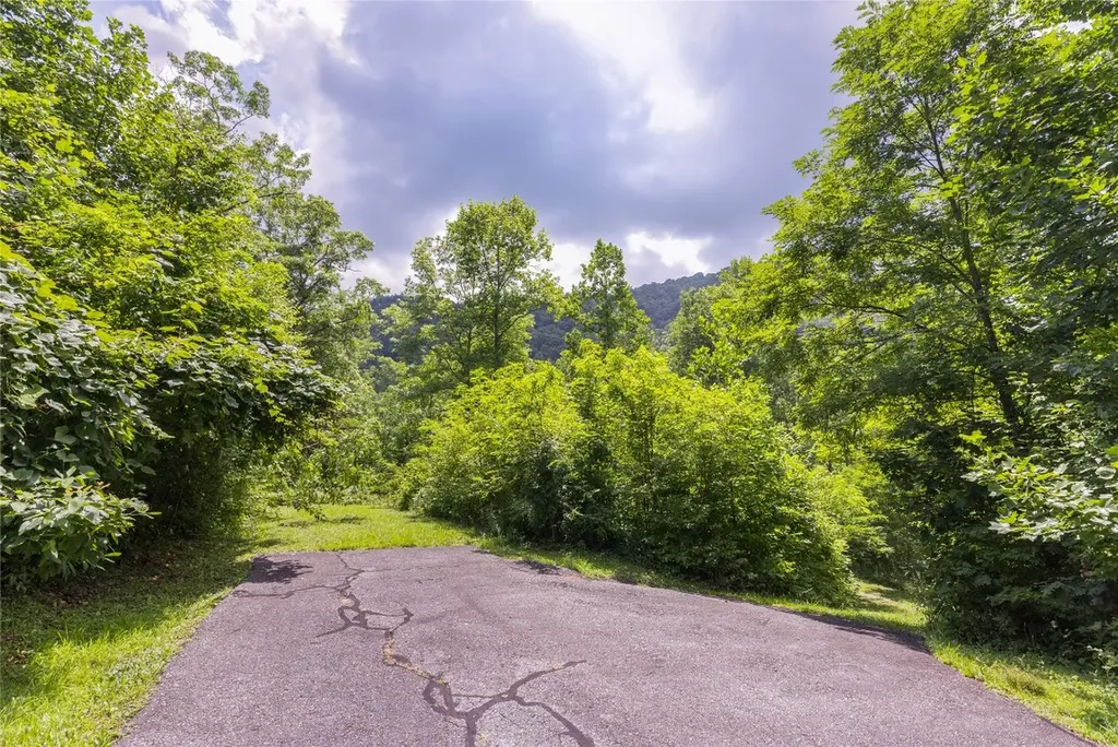 21r Pilot Knob Road Glenville NC 28736