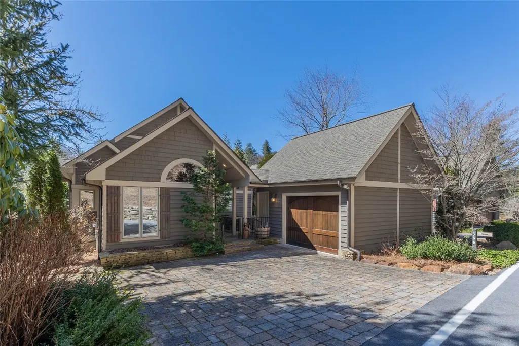 566 Lake Villas Way Highlands NC 28741