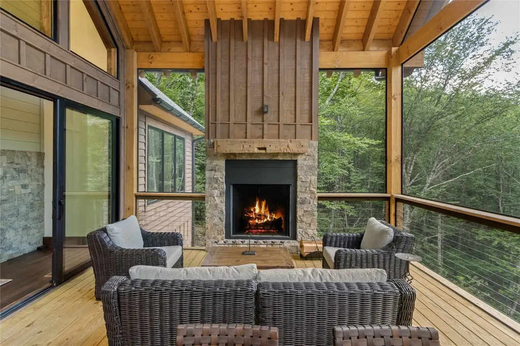 1086 Roaming Road Glenville NC 28736