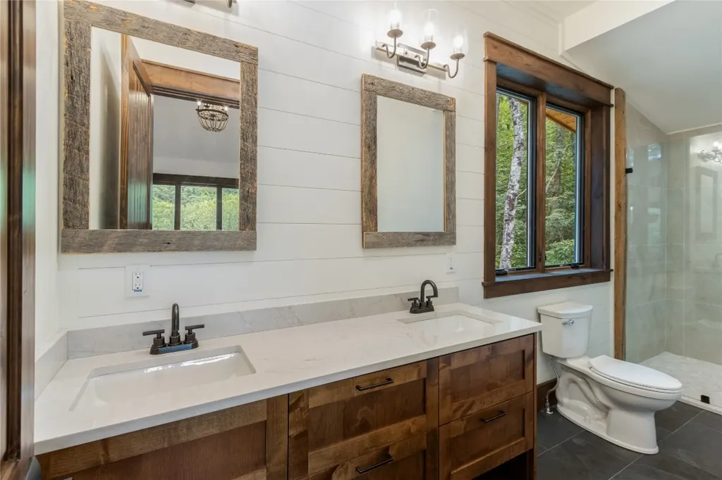 1086 Roaming Road Glenville NC 28736