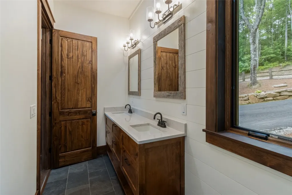 1086 Roaming Road Glenville NC 28736
