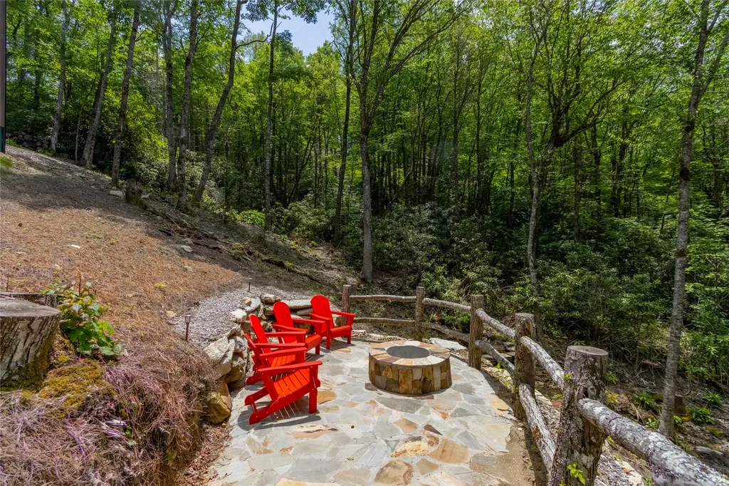 1086 Roaming Road Glenville NC 28736