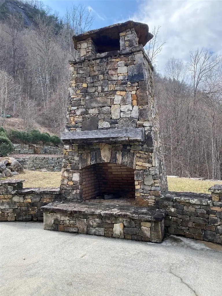 2672 Pilot Knob Road Glenville NC 28736