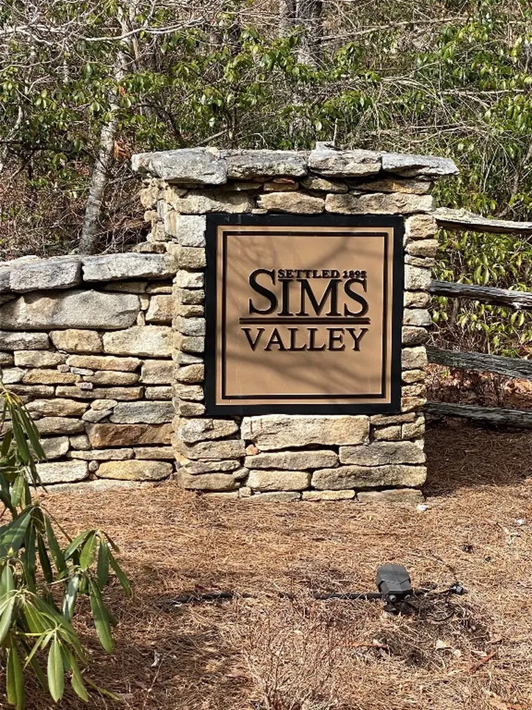 2672 Pilot Knob Road Glenville NC 28736