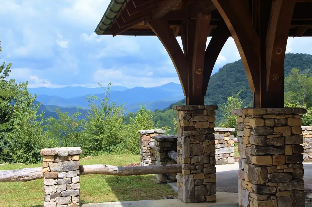 2672 Pilot Knob Road Glenville NC 28736