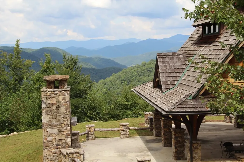 2672 Pilot Knob Road Glenville NC 28736