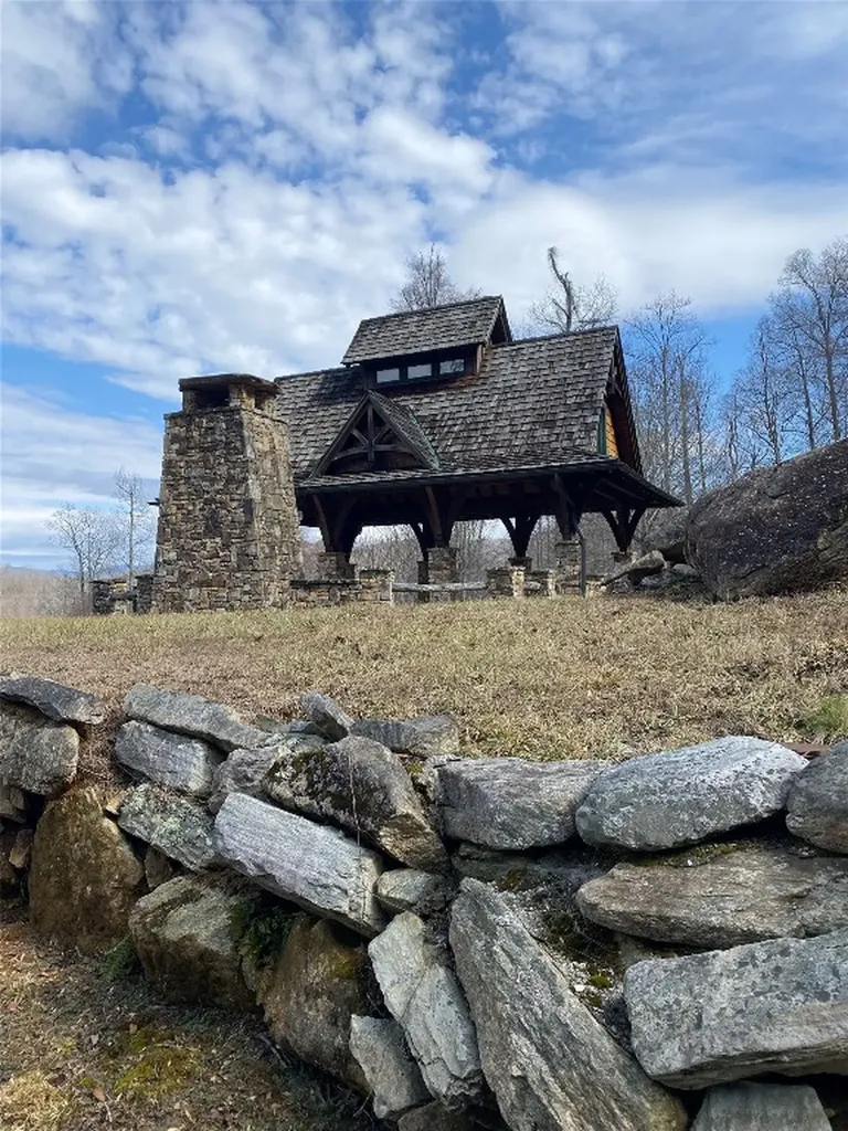 2672 Pilot Knob Road Glenville NC 28736