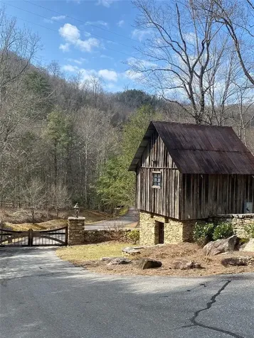 2672 Pilot Knob Road Glenville NC 28736