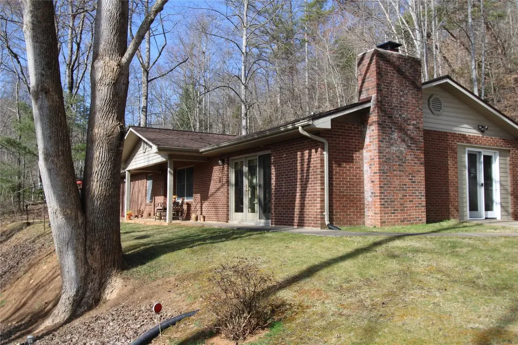 1142 North Country Club Drive Cullowhee NC 28723
