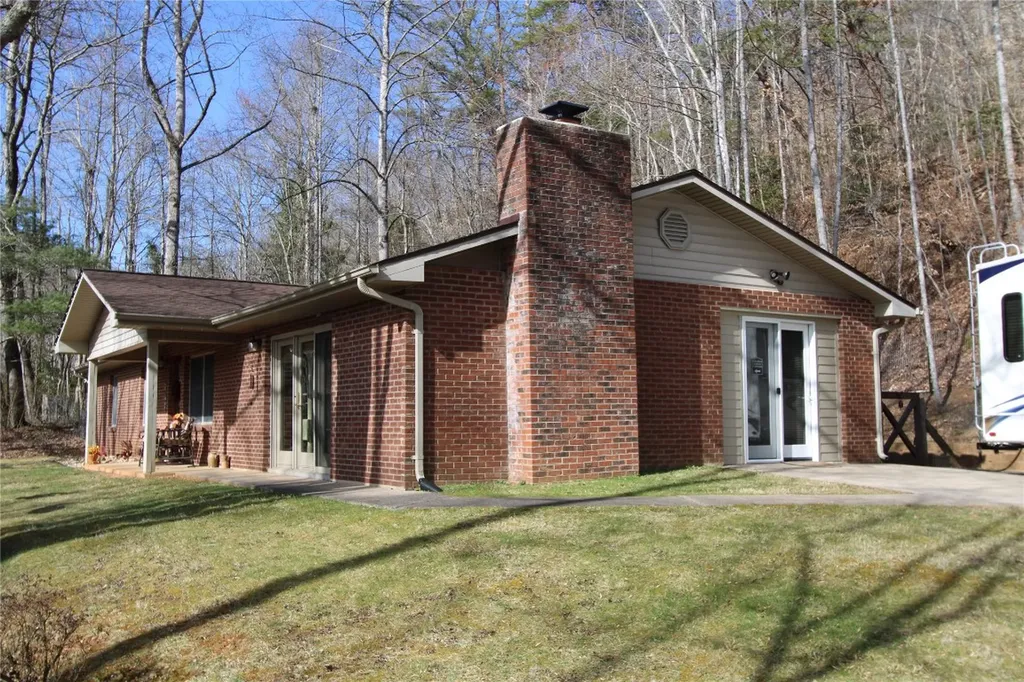 1142 North Country Club Drive Cullowhee NC 28723