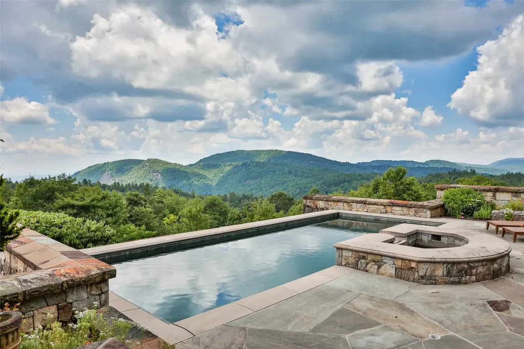 581 Sagee Woods Drive Highlands NC 28741