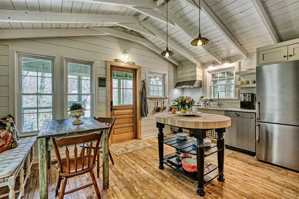 489 Lance Cashiers NC 28717