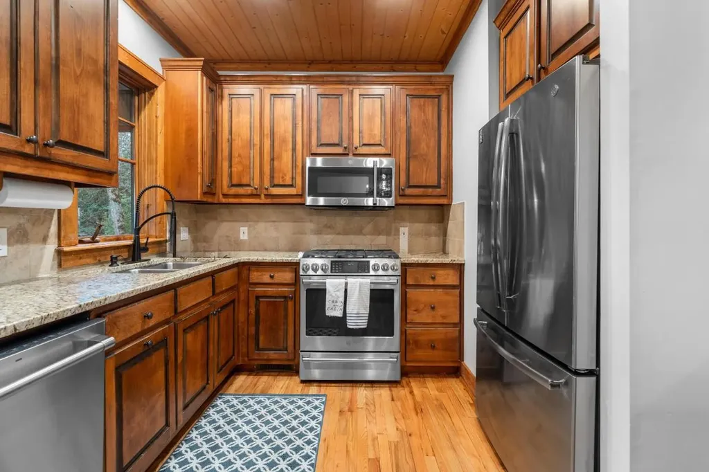 85 Honey Bee Bend Cashiers NC 28717