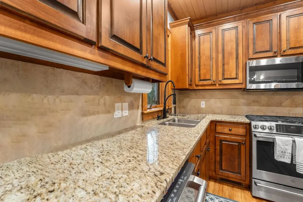 85 Honey Bee Bend Cashiers NC 28717