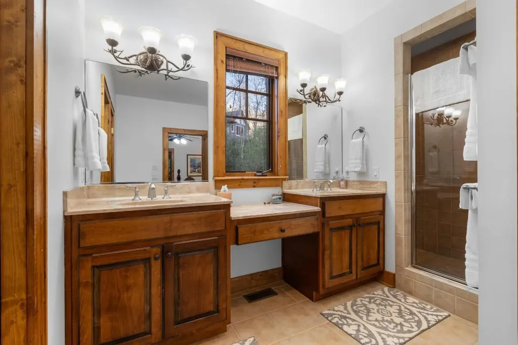 85 Honey Bee Bend Cashiers NC 28717