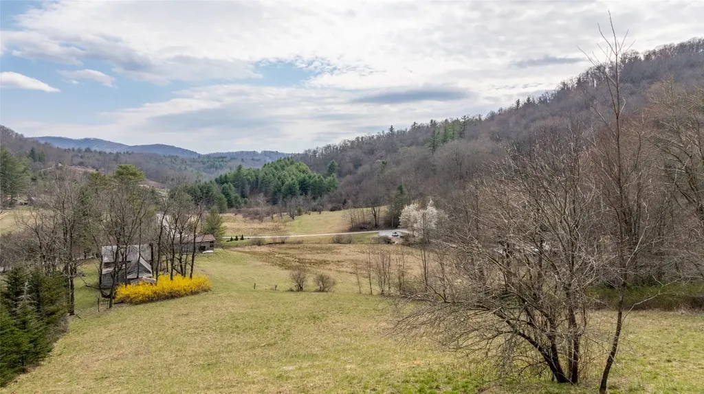 1900 Bee Tree Road Glenville NC 28736