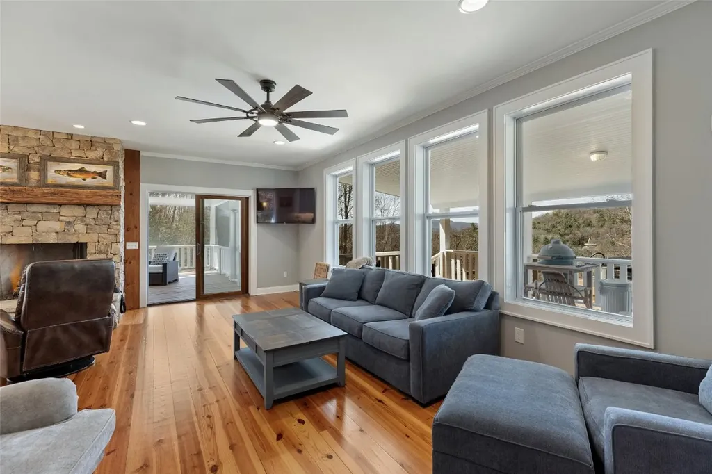 139 S Stinger Ridge Glenville NC 28736