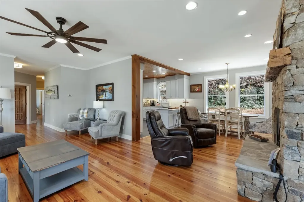 139 S Stinger Ridge Glenville NC 28736