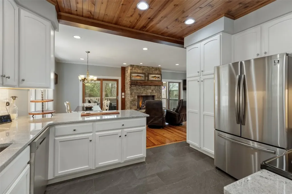 139 S Stinger Ridge Glenville NC 28736