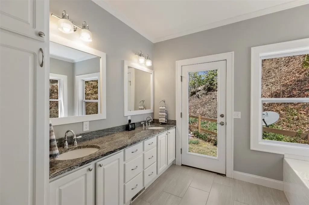 139 S Stinger Ridge Glenville NC 28736