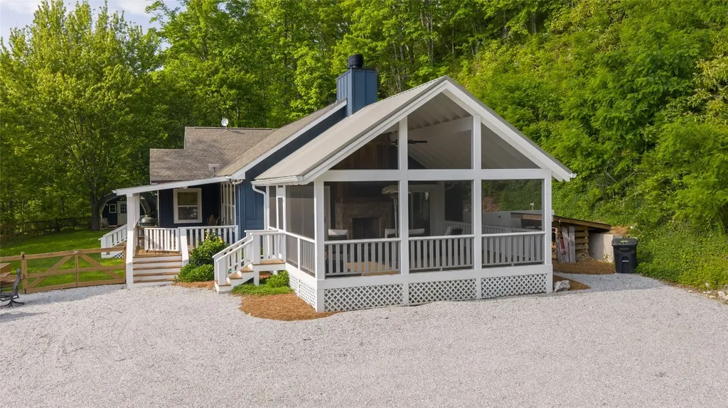 139 S Stinger Ridge Glenville NC 28736