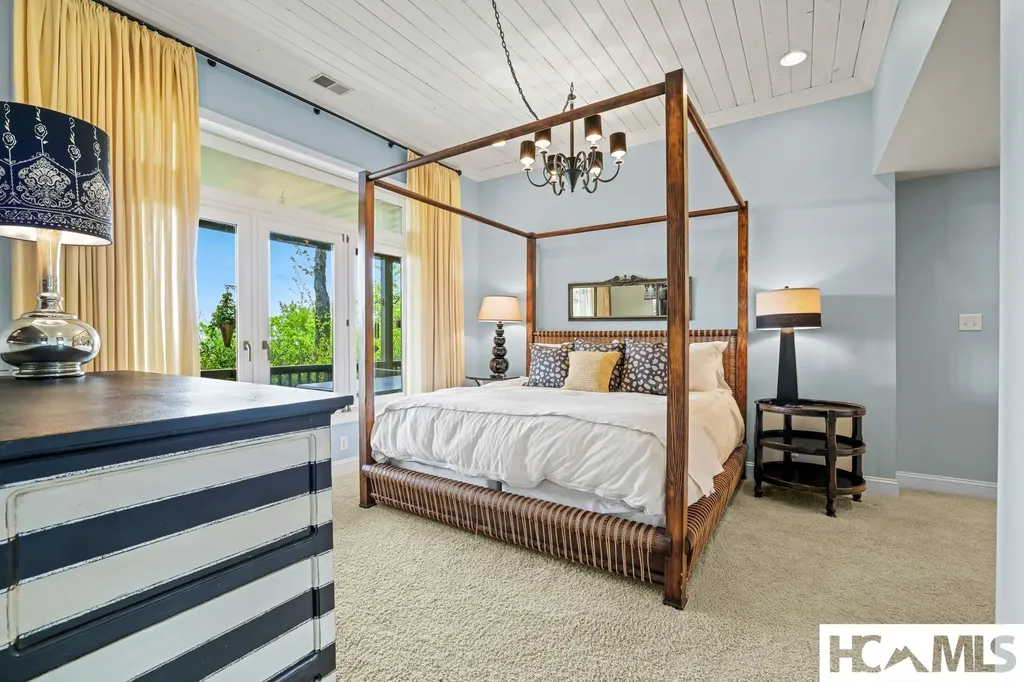 1052 Toxaway Drive Lake Toxaway NC 28747