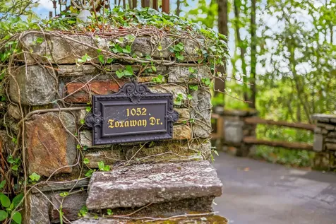 1052 Toxaway Drive Lake Toxaway NC 28747