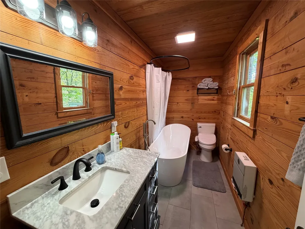 563 Parachute Ridge Glenville NC 28736