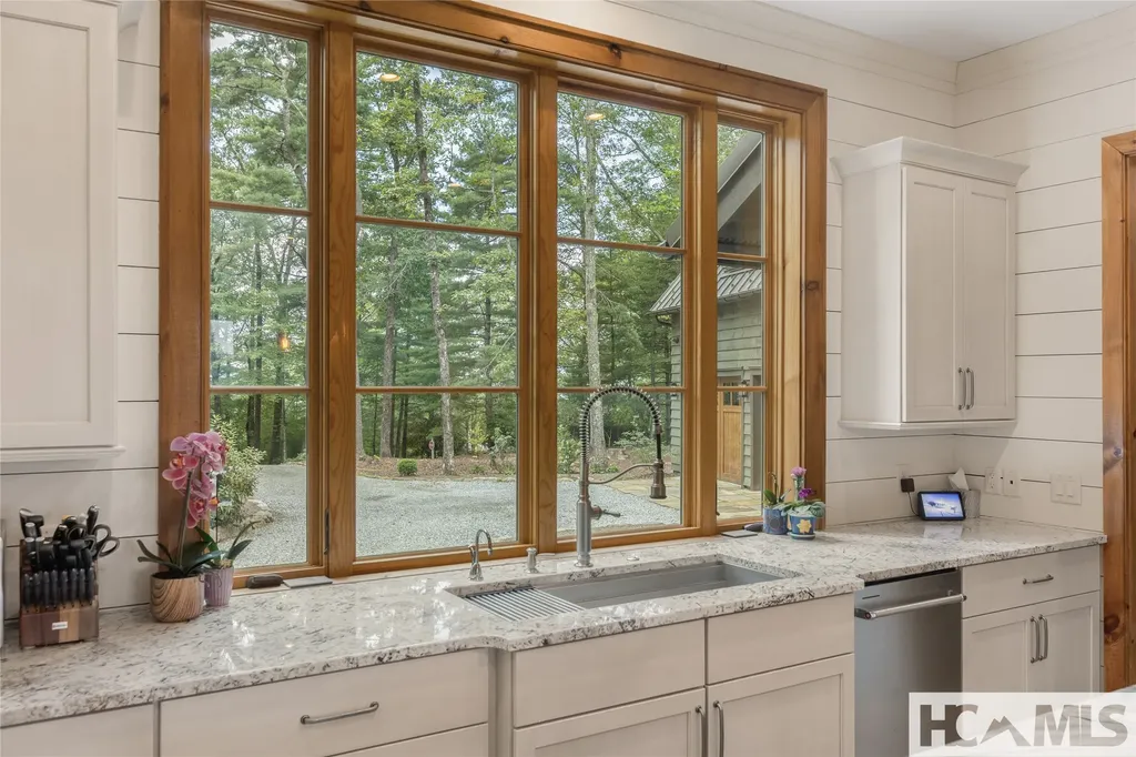 15 E. Ridge Road Cashiers NC 28717